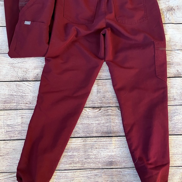 Figs burgundy scrub set xs - Picture 8 of 8